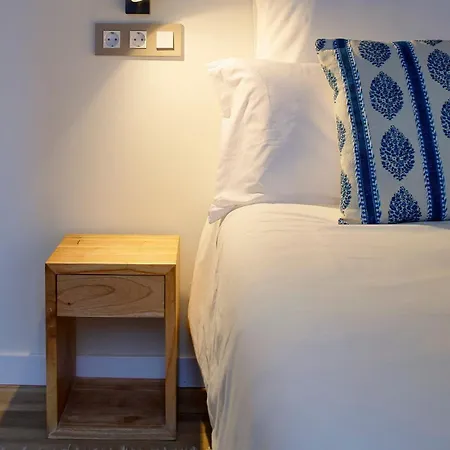 아파트 Ayala 653a By R2r Consulting 오비에도